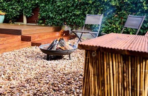 Manchester House | Chic Family Home with Garden Fire Pit & Event Space, Hot Tub
