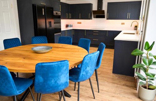 Manchester House | Chic Family Home with Garden Fire Pit & Event Space, Hot Tub