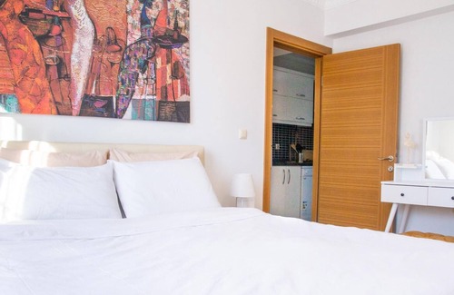 Cigli Apartment | Chic Flat w Balcony, Central Location