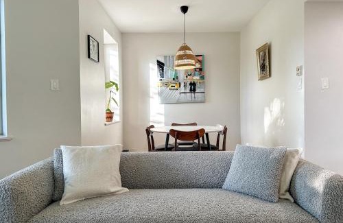 Cote-Des-Neiges—Notre-Dame-De-Grace Apartment | Chic & Fully Furnished 2-Bedroom Apartment in Prestigious Westmount