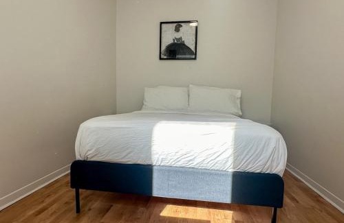 Cote-Des-Neiges—Notre-Dame-De-Grace Apartment | Chic & Fully Furnished 2-Bedroom Apartment in Prestigious Westmount