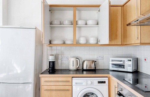 Hackney Central Apartment | Chic Hackney 2BR in gated development, nr shops & bars, by Blueground