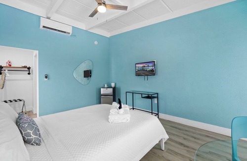 Northeast Miami Hotel | Chic Hotel in Vibrant Miami with Free Pool, WiFi, Coffee and Bagels - BOOK NOW!