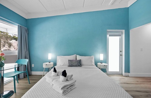 Northeast Miami Hotel | Chic Hotel in Vibrant Miami with Free Pool, WiFi, Coffee and Bagels - BOOK NOW!