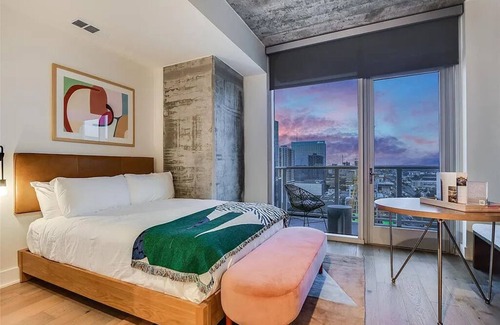 Rainey Street Historic District Hotel | Chic Hotel with city views in downtown Austin Texas. Pets Welcome