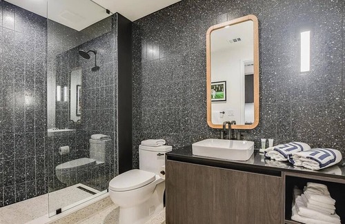 Rainey Street Historic District Hotel | Chic Hotel with city views in downtown Austin Texas. Pets Welcome