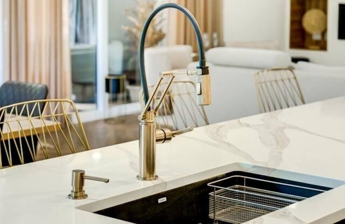 Orford Apartment | Chic Ibiza, SPA, Golf et Vélo, Foyer, Montagne