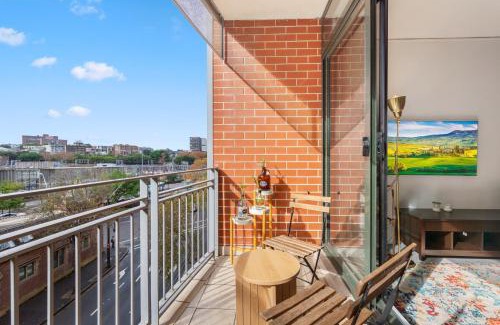 Chippendale Apartment | Chic Inner-City 1 Bedroom with Private Balcony