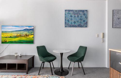 Chippendale Apartment | Chic Inner-City 1 Bedroom with Private Balcony