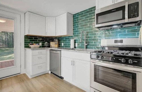 Johns Island Cottage | Chic Johns Island Cottage w/King Bed+Smart TVs!