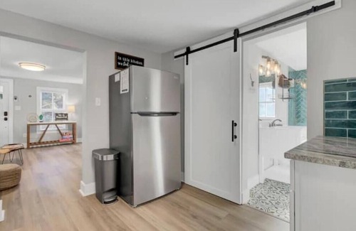 Johns Island Cottage | Chic Johns Island Cottage w/King Bed+Smart TVs!