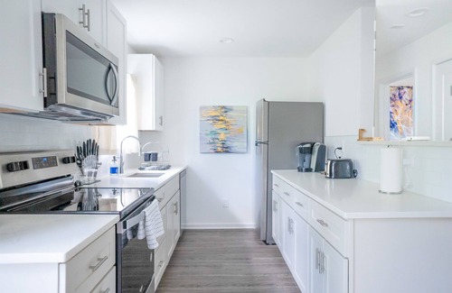 Plaza Midwood Apartment | Chic King Bed Near Uptown