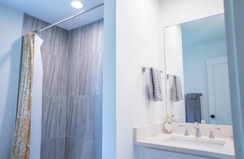 Plaza Midwood Apartment | Chic King Bed Near Uptown