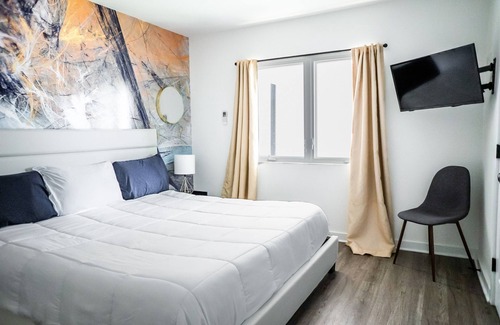 Plaza Midwood Apartment | Chic King Bed Near Uptown