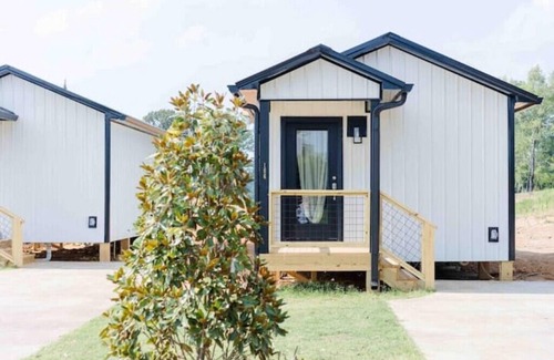 Lincoln House | Chic Lake Bungalow: 2 Queens, Deck, Lake Access #3