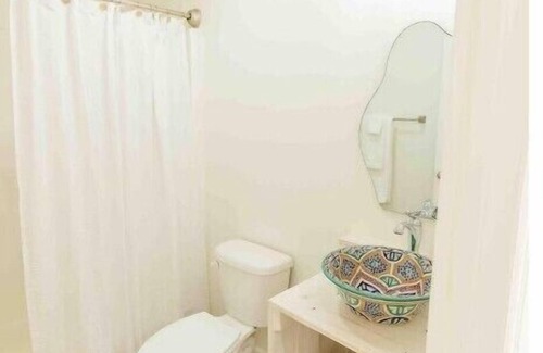 Lincoln House | Chic Lake Bungalow: 2 Queens, Deck, Lake Access #3