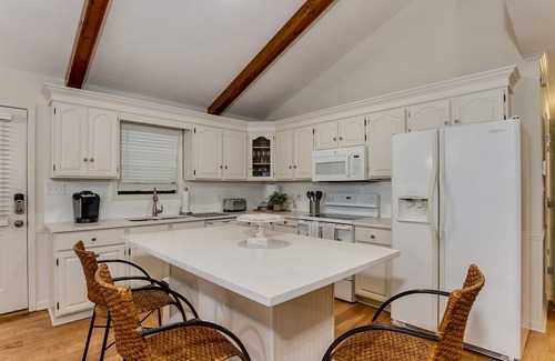 Northport House | Chic Lakeside Hideaway - Luxury Family Retreat