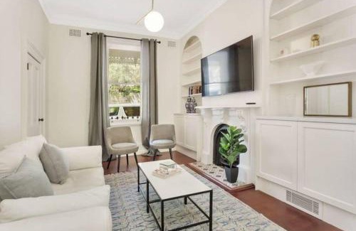 Millers Point Apartment | Chic Large 4 Bedroom Barangaroo The Rocks Sydney