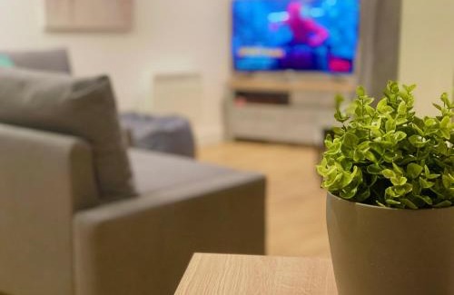 Leeds Apartment | Chic Leeds City Apartment, Free Parking, Balcony