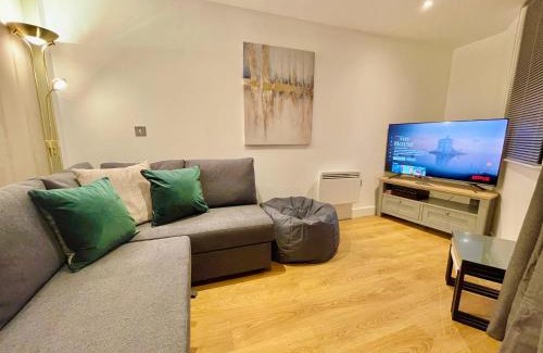 Leeds Apartment | Chic Leeds City Apartment, Free Parking, Balcony