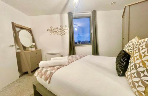 Leeds Apartment | Chic Leeds City Apartment, Free Parking, Balcony