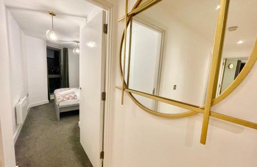 Leeds Apartment | Chic Leeds City Apartment, Free Parking, Balcony