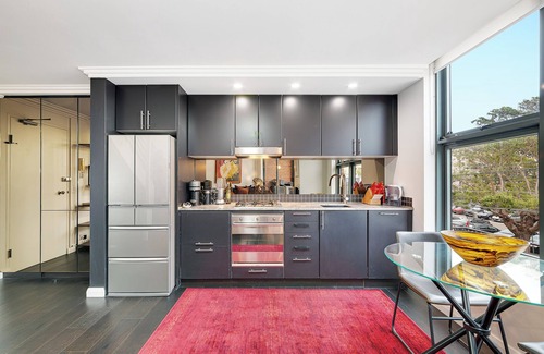 Cremorne Apartment | Chic Loft Style Apartment Close to Everything