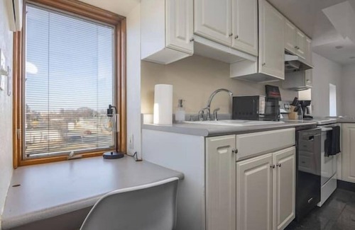 Des Moines Apartment | Chic Loft with Jacuzzi & Free Parking