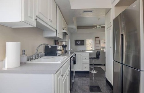 Des Moines Apartment | Chic Loft with Jacuzzi & Free Parking