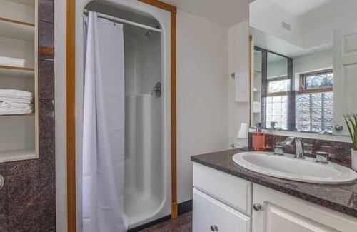 Des Moines Apartment | Chic Loft with Jacuzzi & Free Parking