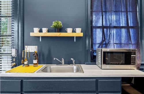 Cherokee Triangle Apartment | Chic Lou Studio | Cozy King Bed + Prime Location!