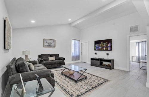 Palmetto Estates House | Chic Miami Private Pool Home