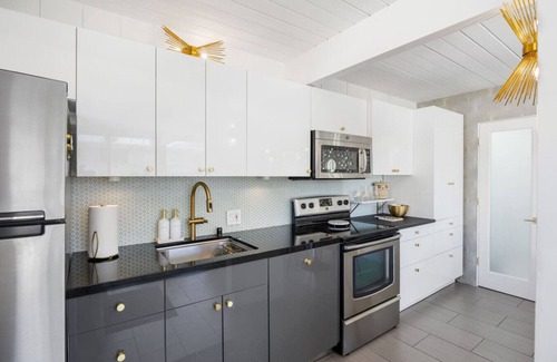 Twin Palms Apartment | Chic mid-century glam at famed Ocotillo Lodge