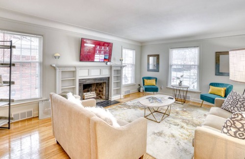 Southfield House | Chic Modern Home - Family Friendly - Garage & Pool