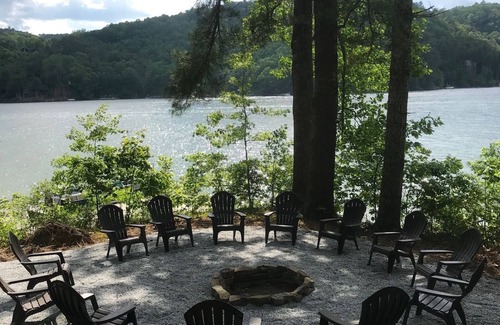 Cullowhee House | Chic Modern Mountain Cabin 220 ft of Waterfront, Dock, AC, Sleeps 12