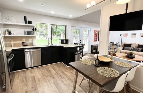 East Forest House | Chic Modern Retreat 5bed/3bath House w/private outdoor pool