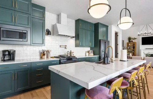 Kaysville House | Chic Modern Retreat - Sleeps 10, Hot Tub, Weights