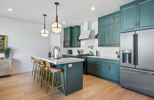 Kaysville House | Chic Modern Retreat - Sleeps 10, Hot Tub, Weights