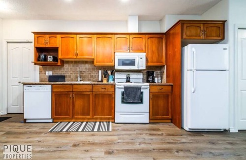 Jasper Place House | Chic Modern Vibes - KING Bed - Fireplace - Sleeps 4 - Wifi