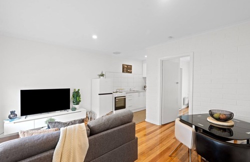 Murrumbeena Apartment | Chic Murrumbeena Retreat