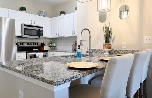 Oxford Condo | Chic Oxford Condo Getaway with 2 Suites!