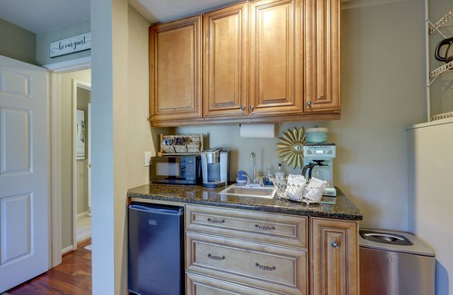 Santa Paula House | Chic Peaceful Retreat 16 Mi to Beaches & Wineries!