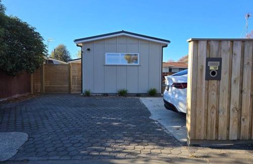 Bishopdale House | Chic Private Studio 5 mins from Airport and shops