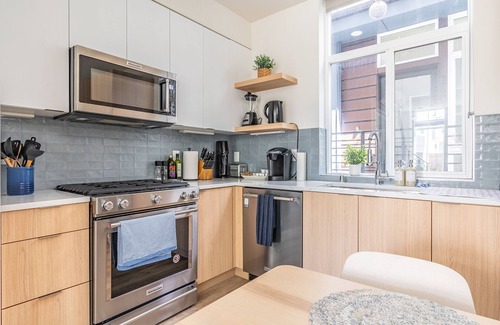 East Queen Anne House | Chic Queen Anne Townhome Near Space Needle