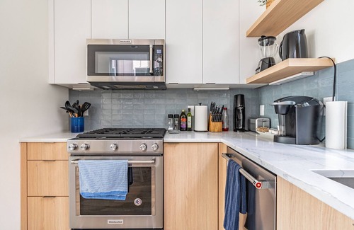 East Queen Anne House | Chic Queen Anne Townhome Near Space Needle