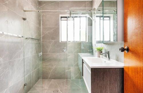 Berala House | Chic Queen Room - Nearby Station & Olympic Park - Shared Bathroom