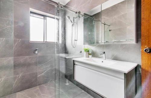 Berala House | Chic Queen Room - Nearby Station & Olympic Park - Shared Bathroom