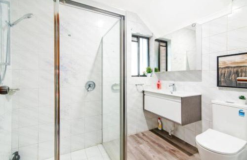 Berala House | Chic Queen Room - Nearby Station & Olympic Park - Shared Bathroom