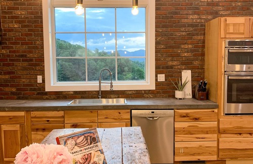 Marshall House | Chic Renovated Loft with 3 Suites, Gorgeous Mountain View, Fire Pit & Pizza Oven