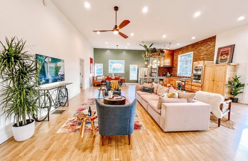 Marshall House | Chic Renovated Loft with 3 Suites, Gorgeous Mountain View, Fire Pit & Pizza Oven